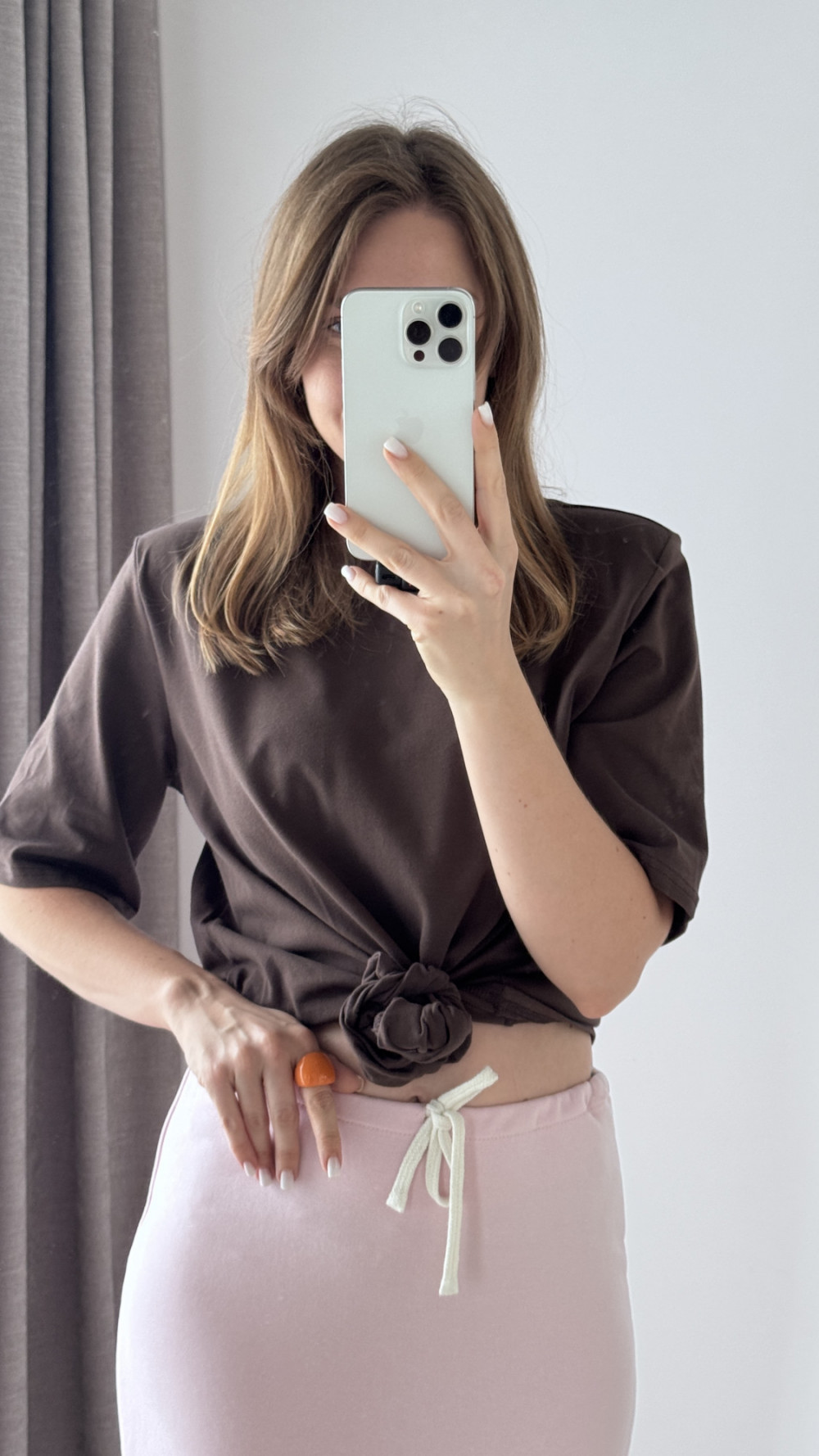 KOSZULKA BAWEŁNIANA Z RÓŻĄ I GUMKĄ DO WŁOSOW CZEKOLADA ROSALINA 1