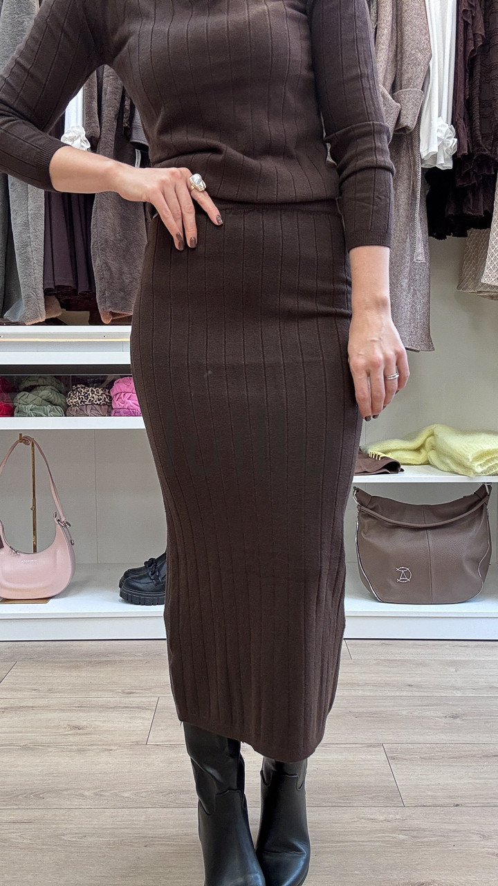 KOMPLET SWETERKOWY ZE SPÓDNICĄ CZEKOLADA 4