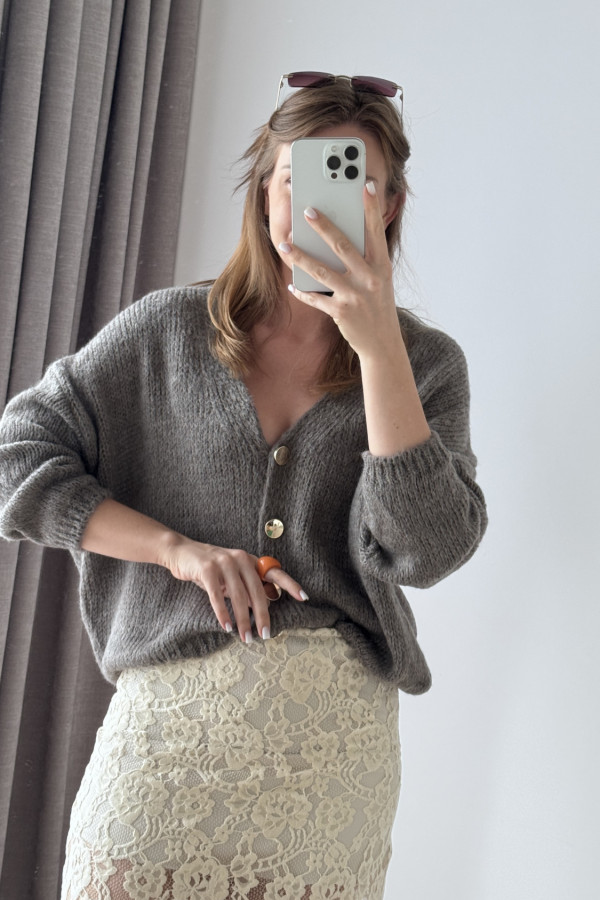 SWETER ROZPINANY MELANŻ KAKO PUDEŁKOWY FASON Z OZDOBNYM GUZIKIEM LUKRECJA