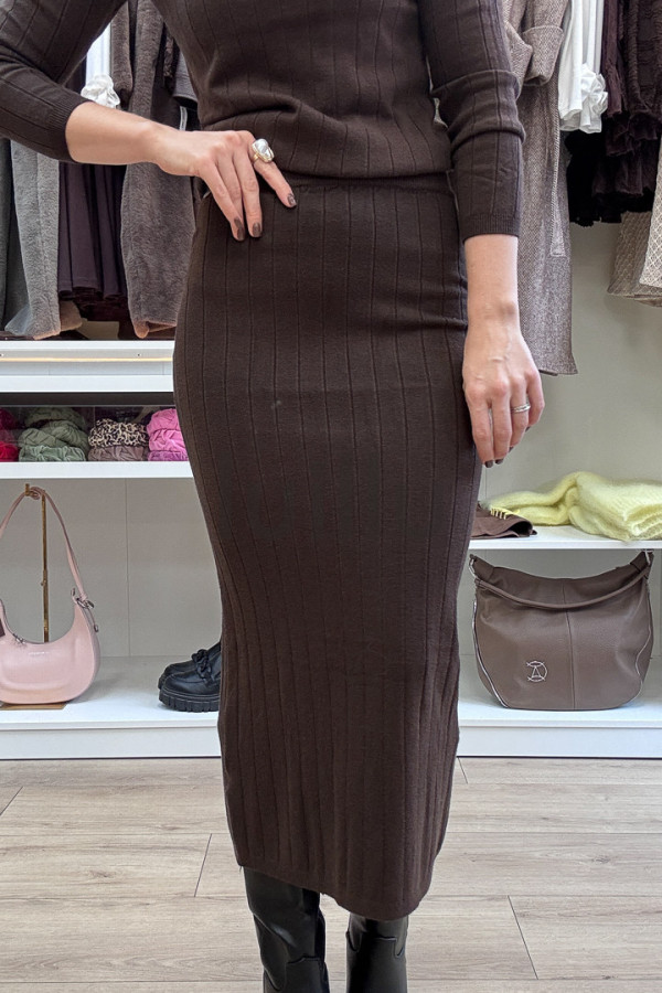 KOMPLET SWETERKOWY ZE SPÓDNICĄ CZEKOLADA 4